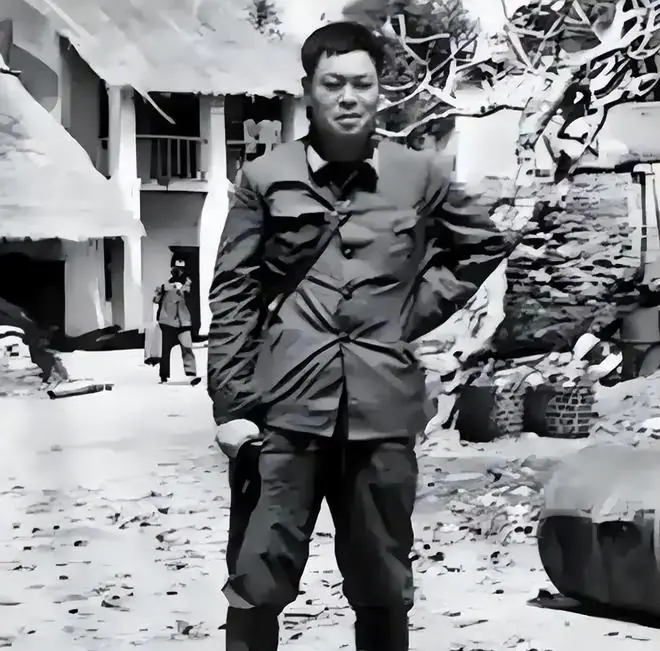 1988年师长李德金开会路上被当场控制,全方位搜身后找到一串钥匙