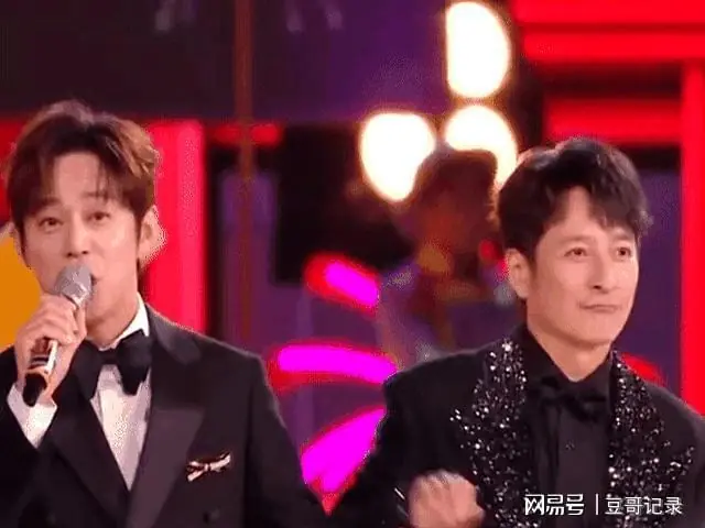 芒果跨年李维嘉罕见露面！与何炅同台唱歌，疑似吃胖脸颊发福严重