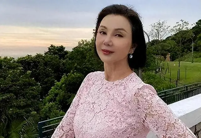 她曾是小婉君,嫁豪门生5子后丈夫爱上王祖贤,婆婆霸气给4亿离婚费