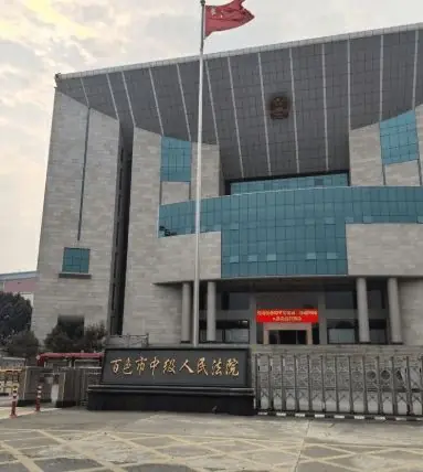 12岁男生放学回家后坠亡,此前曾因涉早恋问题被老师公开批评,家长起诉学校索赔92万