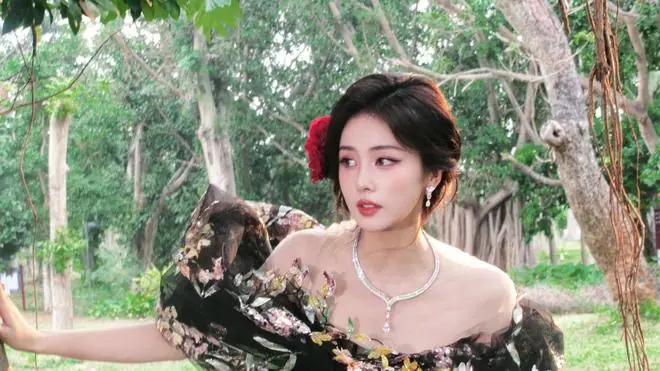 白鹿一年播三剧，还部部都是爆款！她被叫作扛剧女王真是没话说！