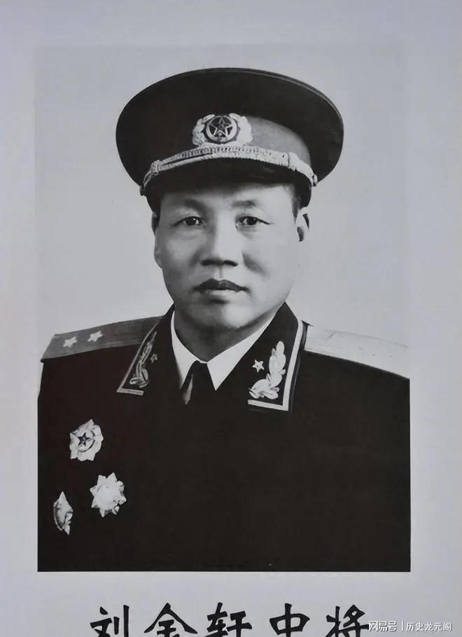 刘金轩将军带孩子游公园,见一老汉为儿媳要体面婚宴发愁,怎么做