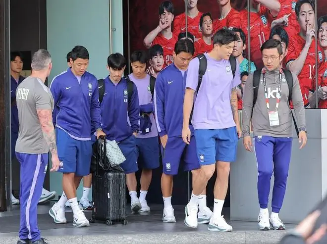 韩国队启程回国 全员羞愧低头+回避镜头 仅8人随队:孙兴慜未现身