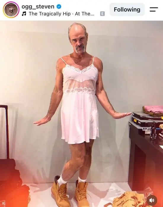 《三男一狗》崔佛演员穿女装!粉色吊带裙太逆天