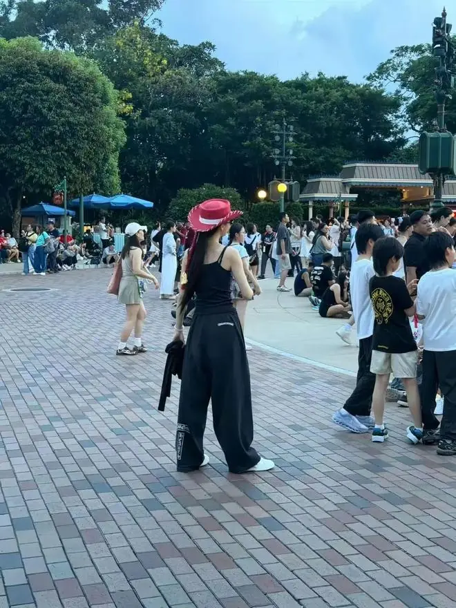 Angelababy带小海绵香港迪士尼疯玩!身高直逼妈妈肩膀,9岁长势太惊人