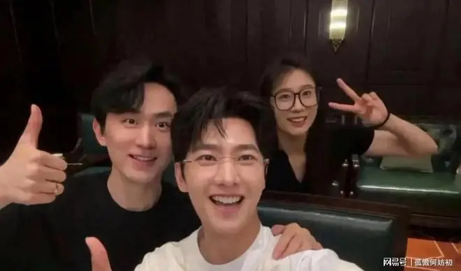 杨洋军艺同学聚会,胶原蛋白笑容灿烂校草本色
