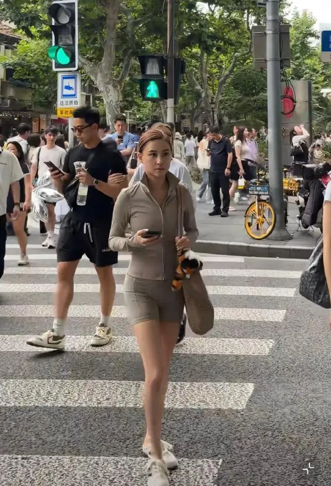 赌王千金何超莲上海被偶遇,个子小小却比例超好,身材也太顶了吧