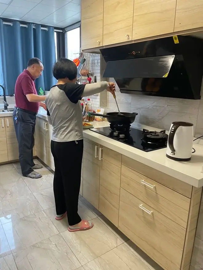 网友吐槽:公婆住进我家后,我的精致小家彻底 “沦陷” 了!