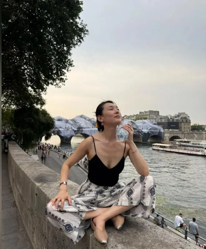 她是大家熟悉的演员,不拍戏在法国洗碗谋生,如今遭遇高温热得慌