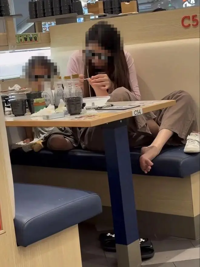 江苏一女子在滨寿司门店餐桌上为小孩剪脚指甲,门店回应:劝阻无果,事后店内已进行全面消杀