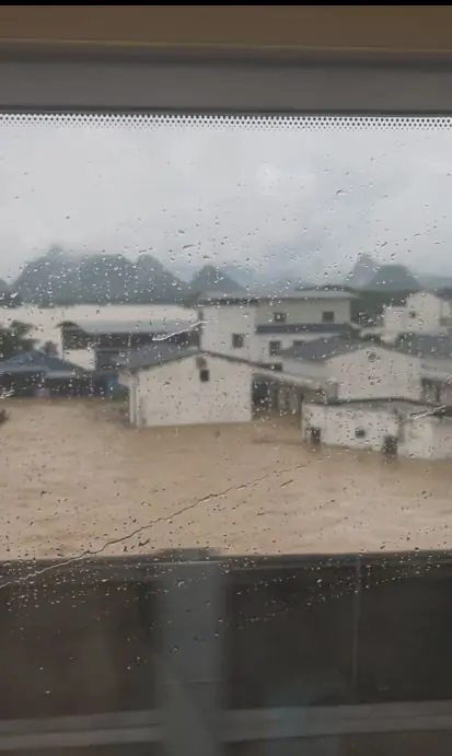 直击广西南宁洪灾现场:沿途多个村庄被淹,甘棠镇断网断电,救援正在进行中