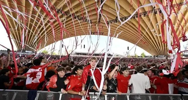 1-0绝杀!世界杯又一黑马诞生:全场狂欢庆祝,改写96年新历史