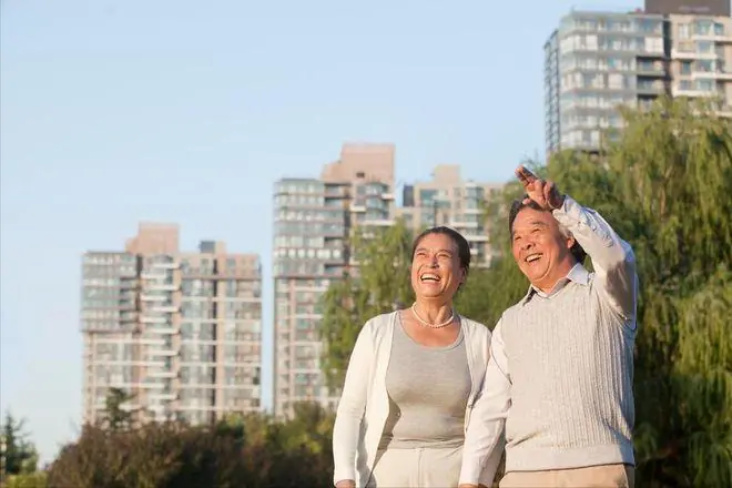 再婚8年，丈夫老实憨厚，邻居却悄悄提醒：你男人全身都是秘密