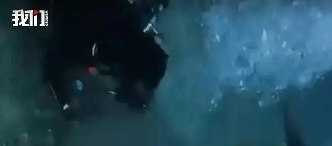一对中国夫妇在印尼浮潜溺亡,目击者称妻子先被救上岸,抢救十多分钟后送医,游客谈当地浮潜业:缺乏统一管理,有向导鼓励不穿救生衣