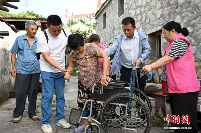浙江抗台一线特写:玉环一老人经六次劝说终转移