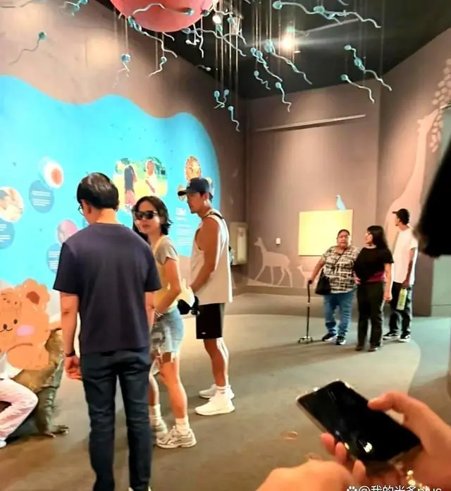 玄彬蹲下准备抱起走累的儿子