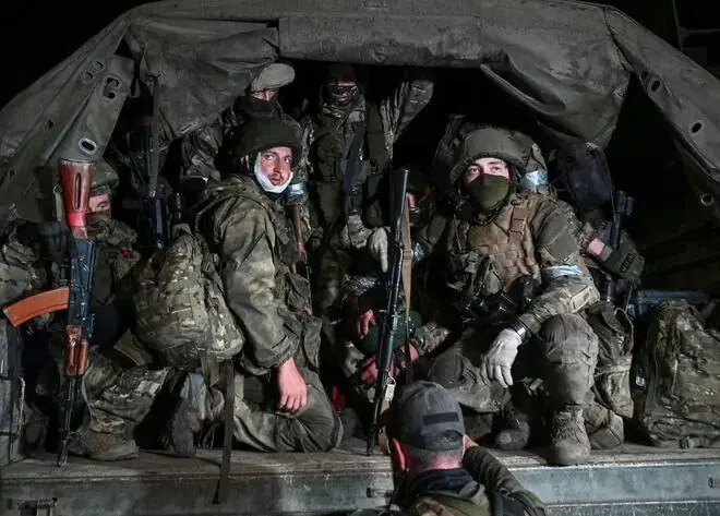 罕见画面 兵变结束 俄罗斯百姓沿街十八相送瓦格纳士兵