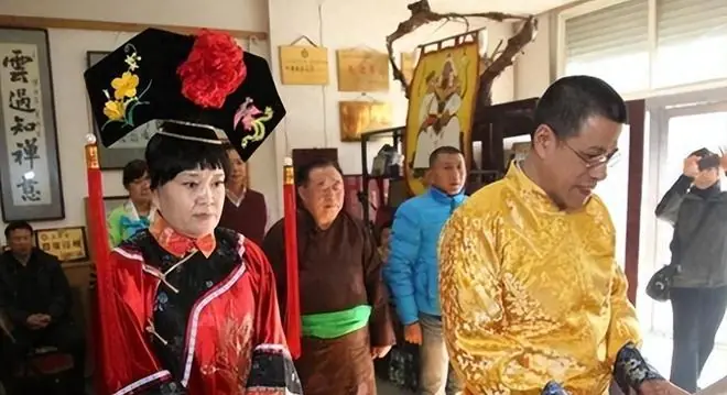 乾隆7世孙手戴上亿玉扳指,专家建议上交,他说6字让专家哑口无言