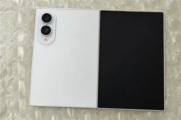 三星Galaxy Z Fold8开启盲约:安卓首款阔折叠 对标华为Pura X Max