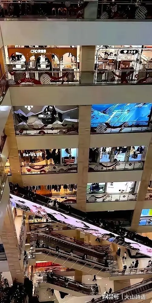 西安赛格事件仍在发酵!当地网友吐槽,商场封闭地铁出口一大半、引导路人穿行商场,引发质疑