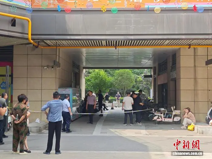 实探郑州致5人遇难1人受伤火灾事发地:门口贴有消防安全告知书