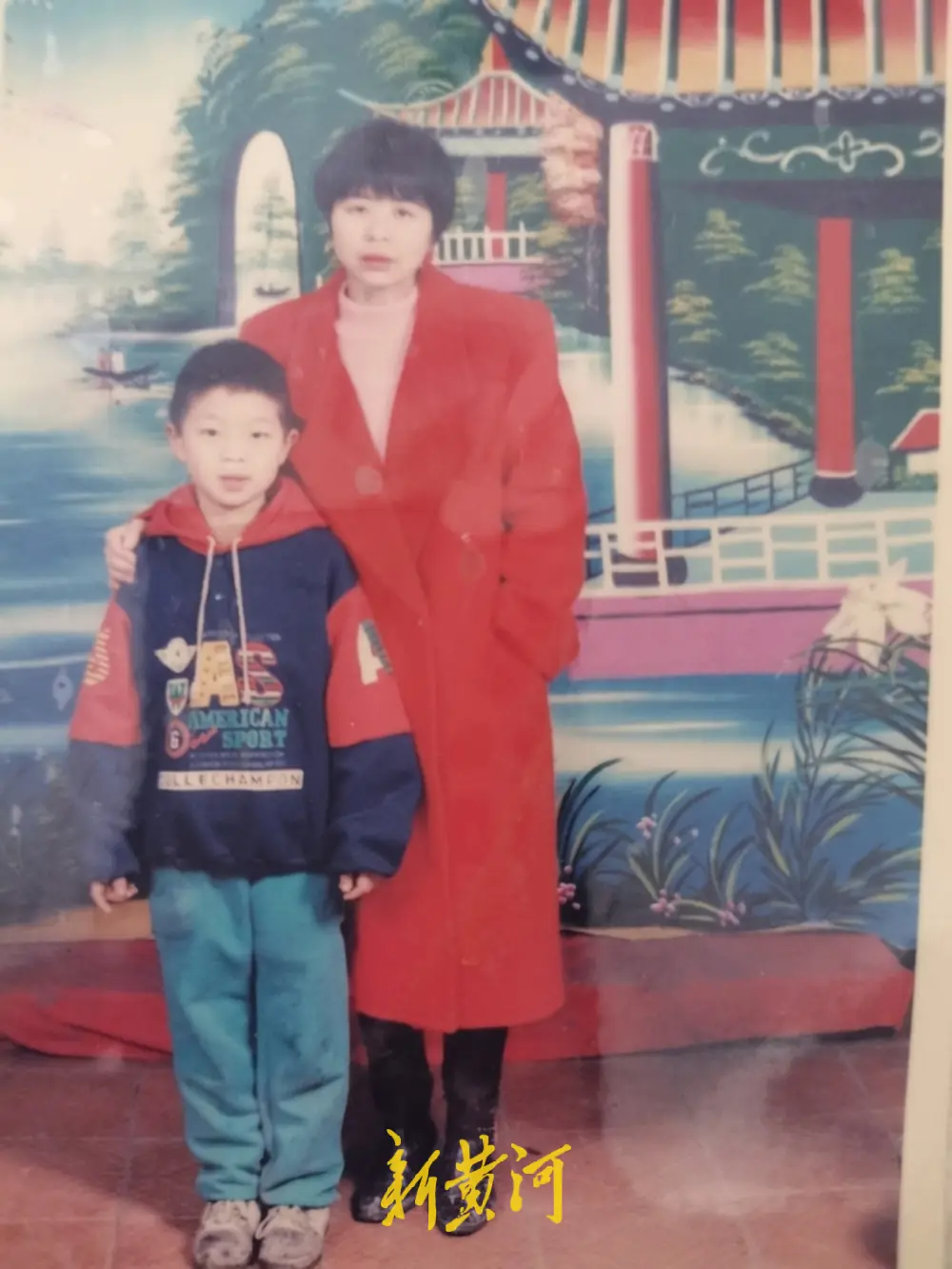 吴艳萍与黄平合影,吴艳萍身穿红色呢子大衣