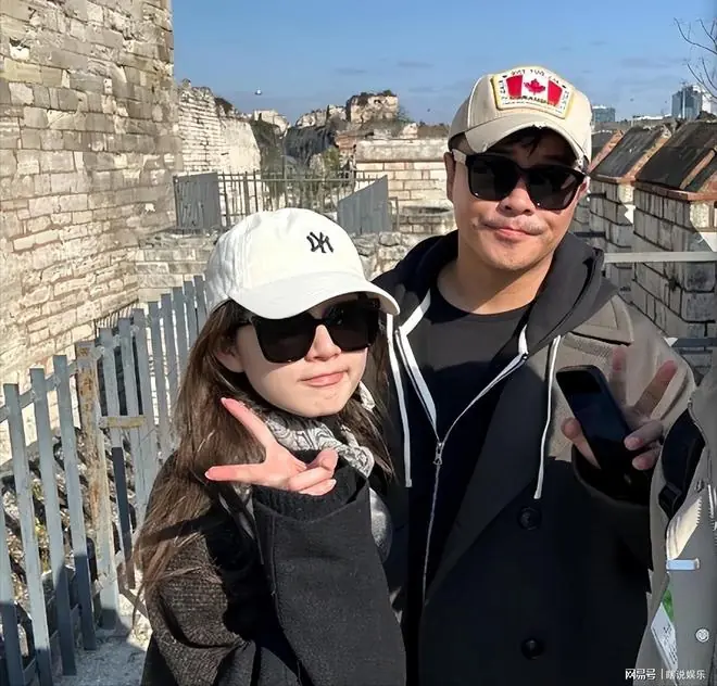 陈思诚阮巨畅游土耳其!亲昵依偎怀中合影,相恋四年越看越有夫妻相