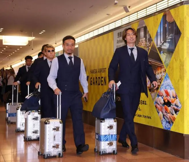 日媒:日本国家队已经返回日本,约700名球迷前来接机