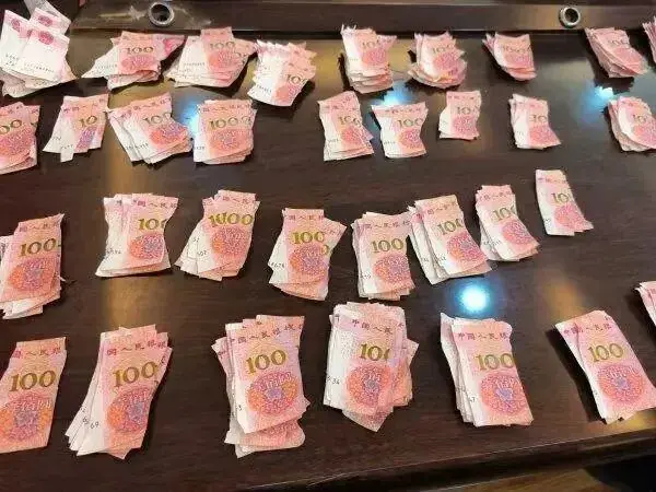 八旬老人撕碎20万养老金,银行拼接后成功兑换26.66万元,比预想还多出6万余元