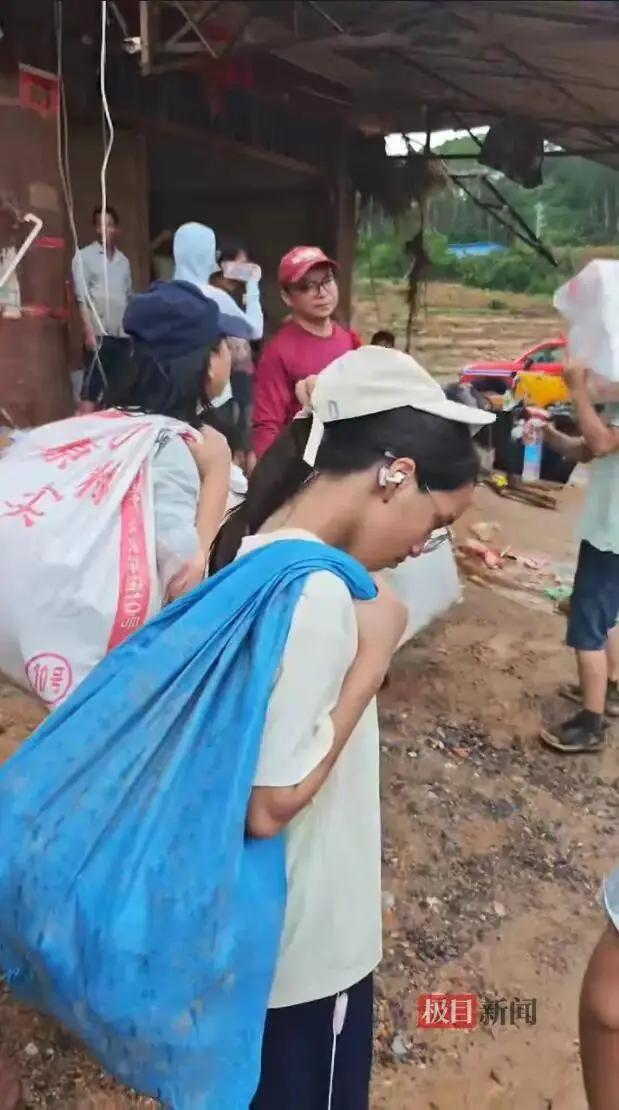实探广西六蓝水库“孤岛村”：道路中断，村民称淤泥淹到大腿，另有村民称两名亲戚被冲走，已找到一具遗体