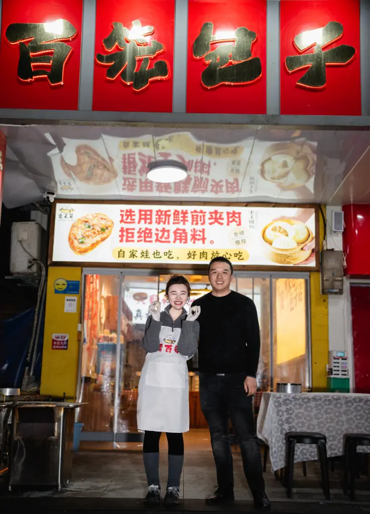 自家摊位被刮毁,黄冈老板娘连夜蒸包子免费送一线