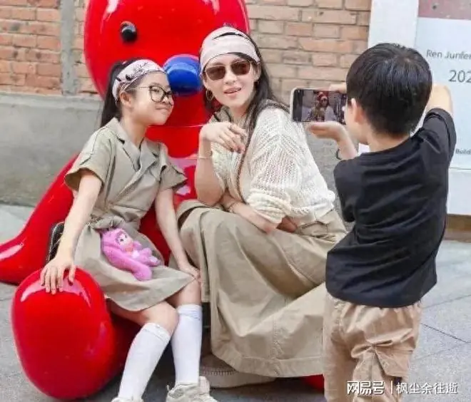 章子怡带儿女观战温网女单决赛,获官方镜头,气质出众,儿子可爱