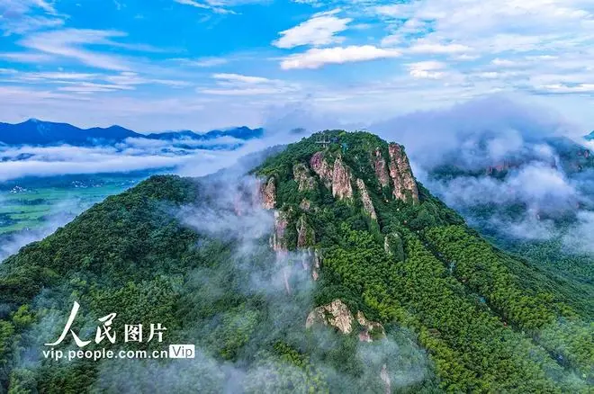安徽芜湖:云海绕山峦 风景美如画