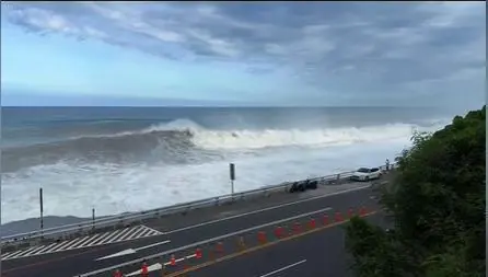 台风“巴威”逼近台湾,近海浪高达7.2米,多地停班停课,台北居民:街上见不到什么人,公交车也停了