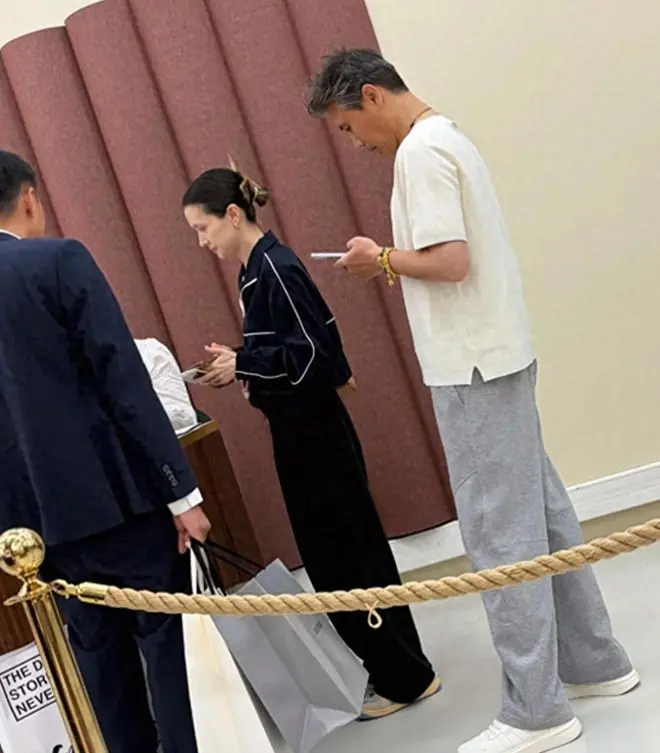 李乃文带妻子法国购物,2人5个孩子!怪不得劝刘宇宁王勉早婚早育
