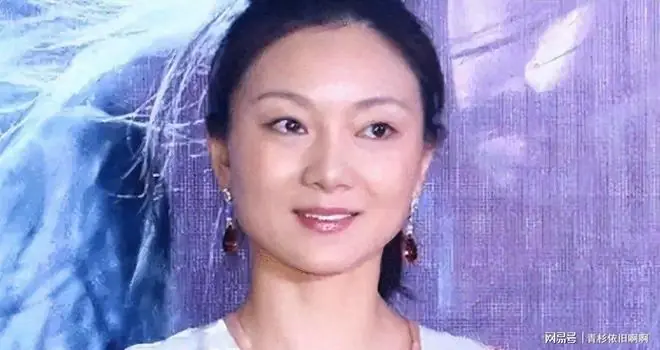 张艺谋4月身体出状况,陈婷摘掉妻子认证