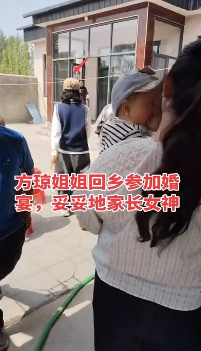 52 岁方琼回农村喝喜酒,状态嫩得像 30 岁,独自坐板凳上玩手机