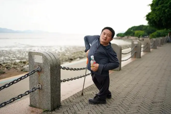 深圳湾“拄拐大哥”走红,46岁闯深圳,网友盼企业给个机会