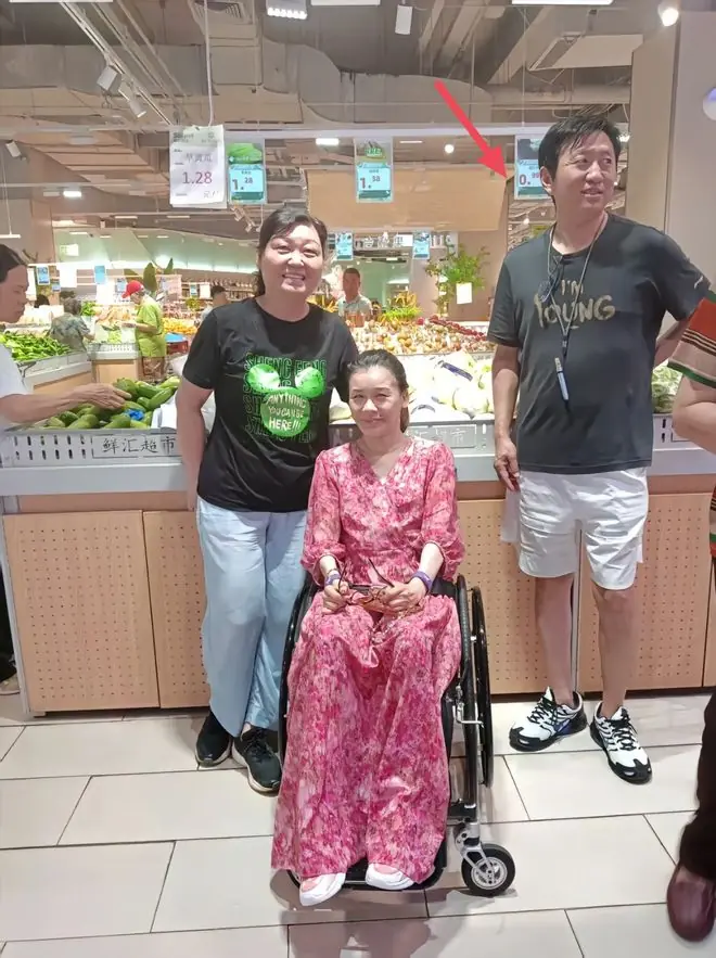 45岁桑兰一身碎花裙,瘫痪 28 年逛超市被偶遇