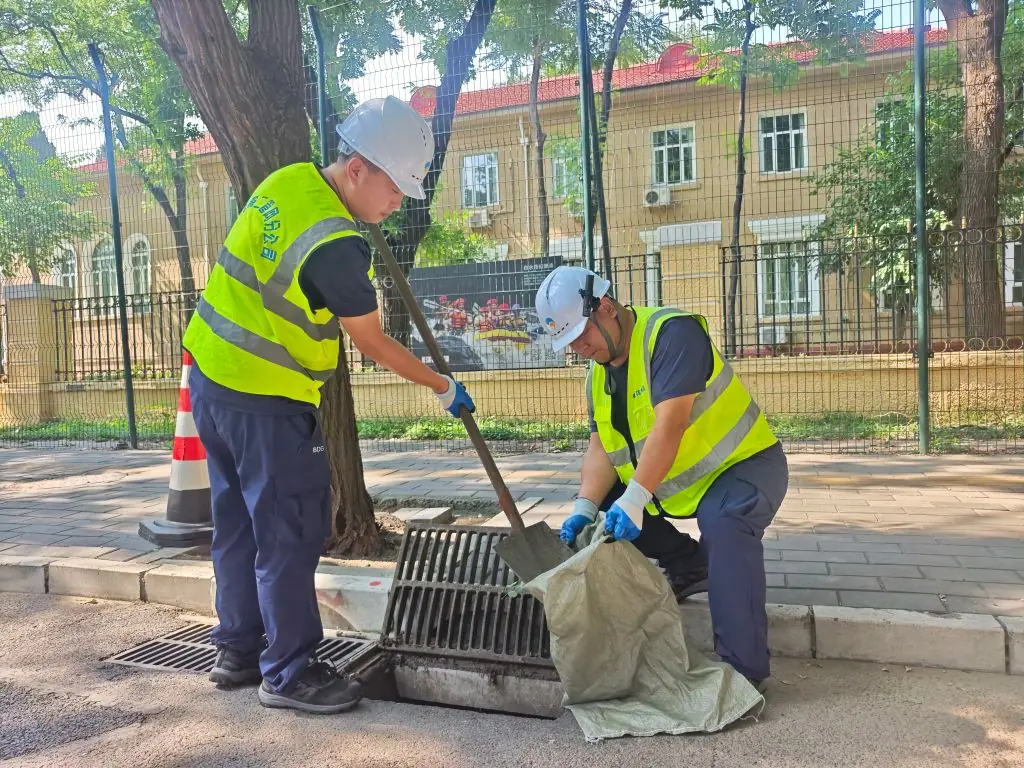 北京发布今年汛期首个暴雨橙色预警 多部门积极应对