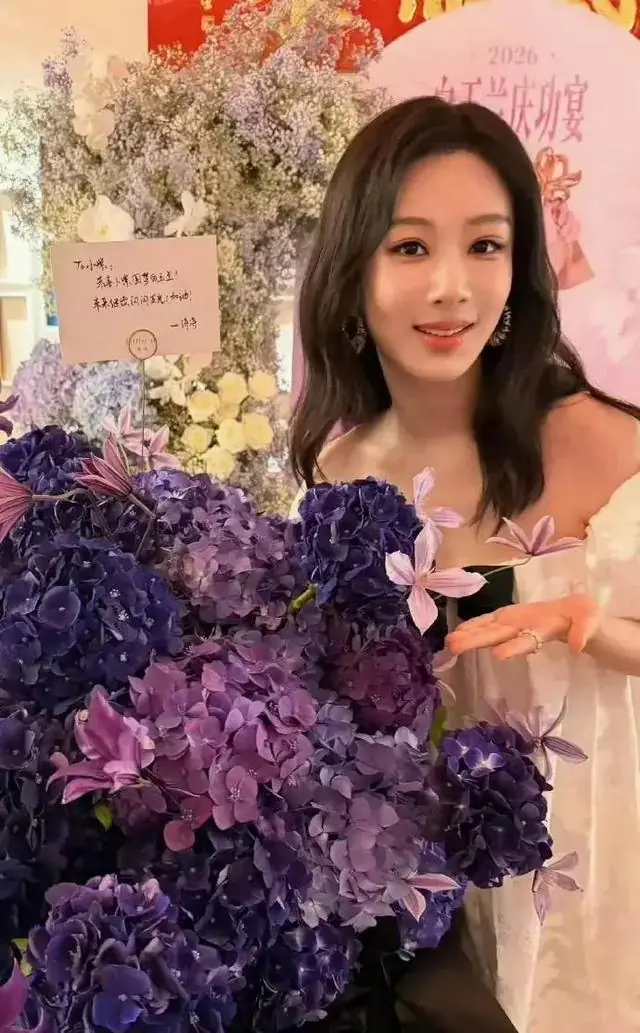 杨紫白玉兰庆功宴来咯!花海满场、老友齐聚四提终圆梦的温柔时刻