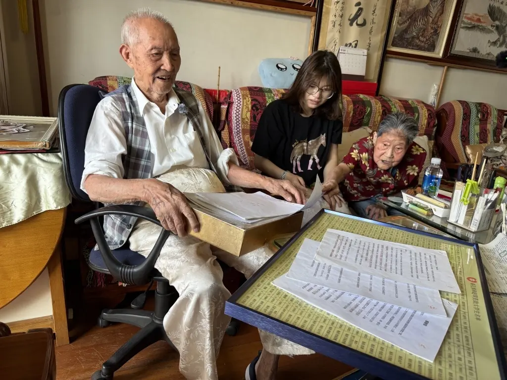 2026年6月26日,蒋孔悌和赵琴整理并翻阅受助的大学生寄来的书信。