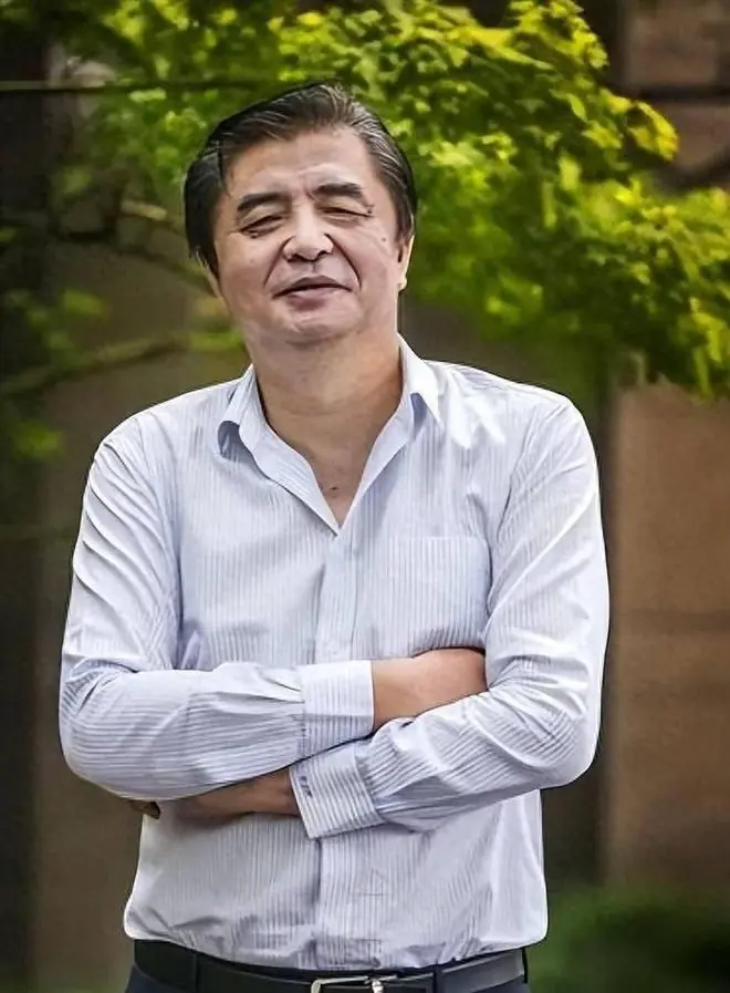 原来他俩已离婚,如今一个在日本孤独终老,一个在上海娶将军之女