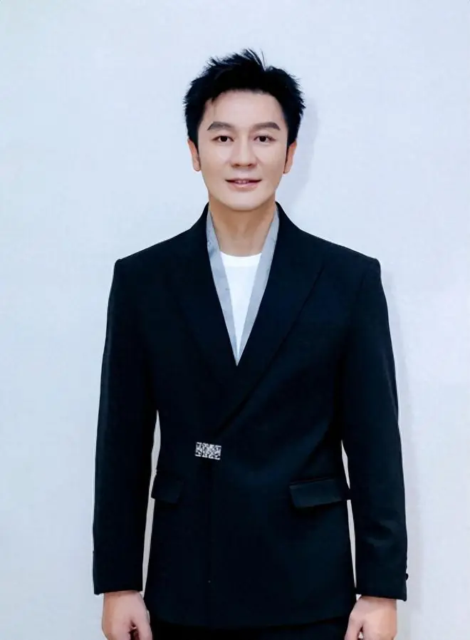 恭喜!47岁李晨官宣喜讯,赠豪车,公开晒结婚照,网友:新婚快乐