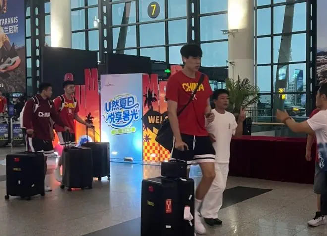 男篮大早启程韩国!全队情绪低沉,杨瀚森王俊杰严肃,压力山大了