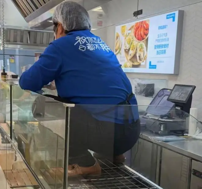 员工踩在烤网上?盒马:涉事门店档口停业整顿,全面消杀