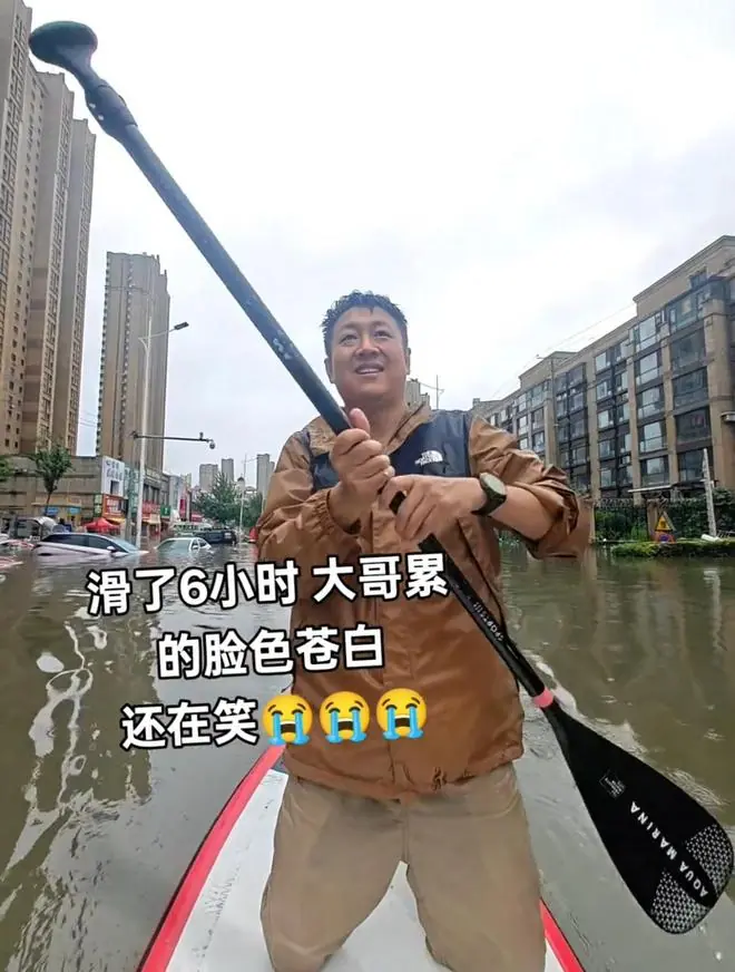 沈阳一男子跪划6个小时桨板转运数十名被困市民，累到嘴唇发紫，当事人：没想那么多，把他们安全送到家就好