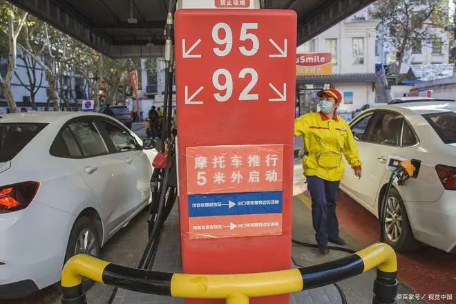 年内首次三连降落地!7月3日油价大降950元/吨,加满一箱省约36.5元