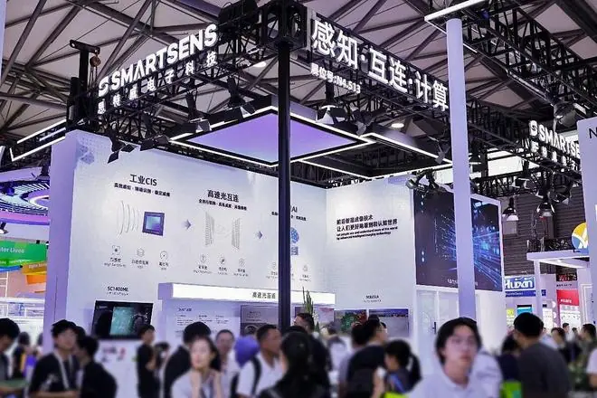 思特威MicroLED高速光互连方案原型样机首展