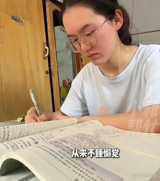 高考699分女孩报清华却被网暴，到底是谁在替她“不配”？
